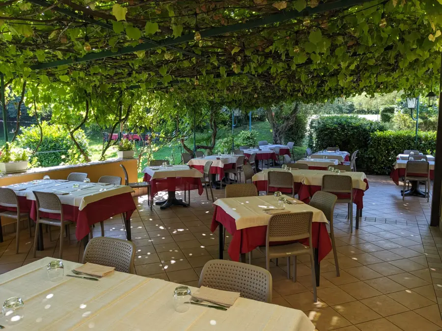 Garten und Pergola im Ristorante Le Rasole in Garda
